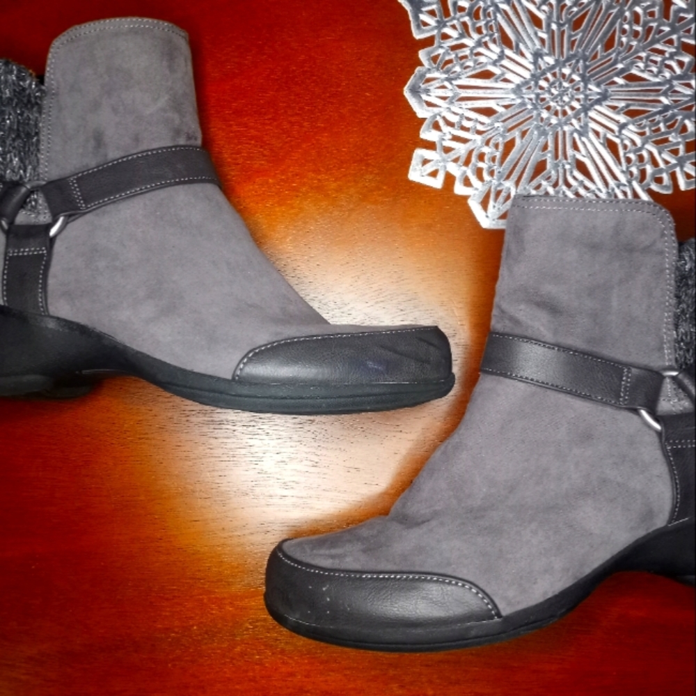 Naturalizer's Jovial booties size 9M
